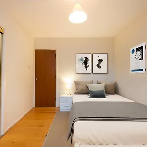 https://amazing-2bed-in-canary-wharf.cambridgehotelsuk.com