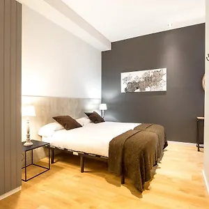 Rent Top Rambla Catalunya ברצלונה